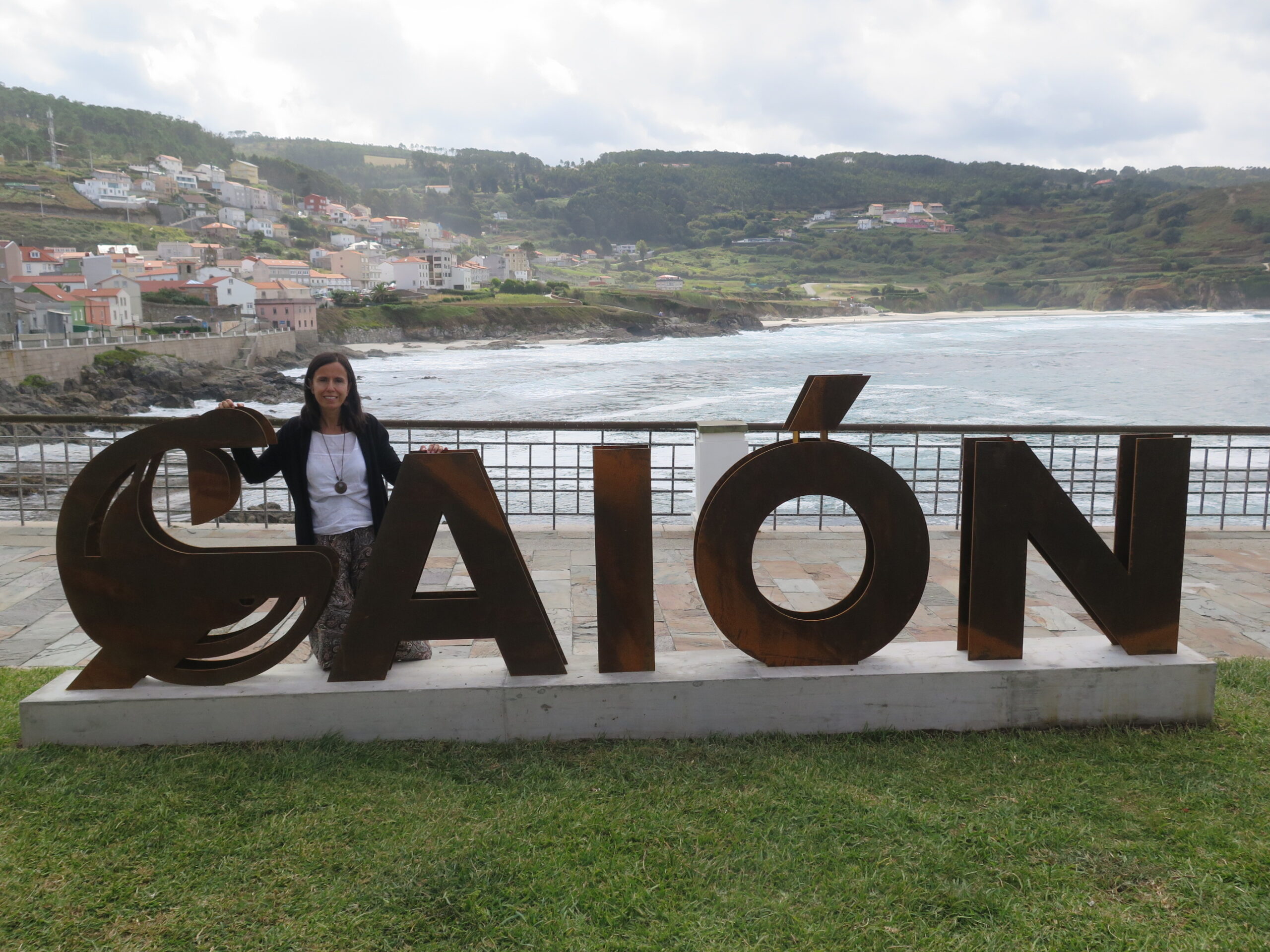 2025.09.04.- A concelleira de Turismo, Patricia Bello, nas novas letras corpóreas de Caión