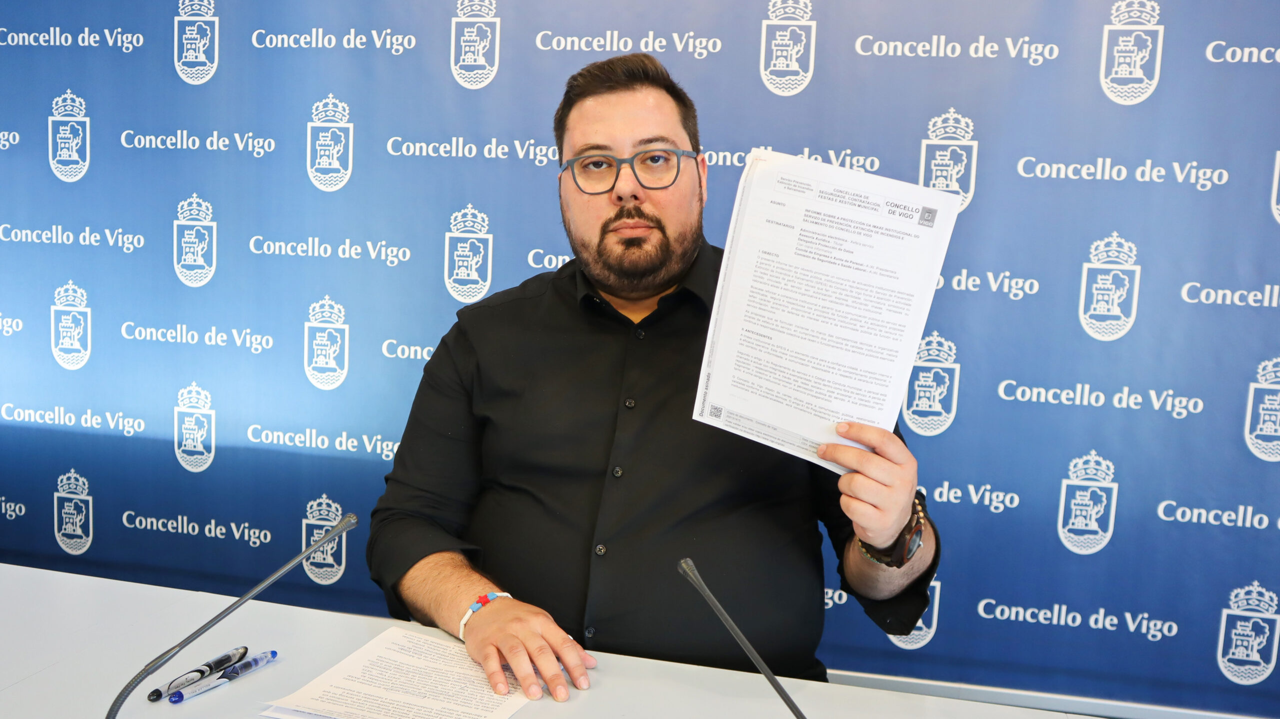 Foto_Xabier P Igrexas coas instrucións de censura aos bombeiros