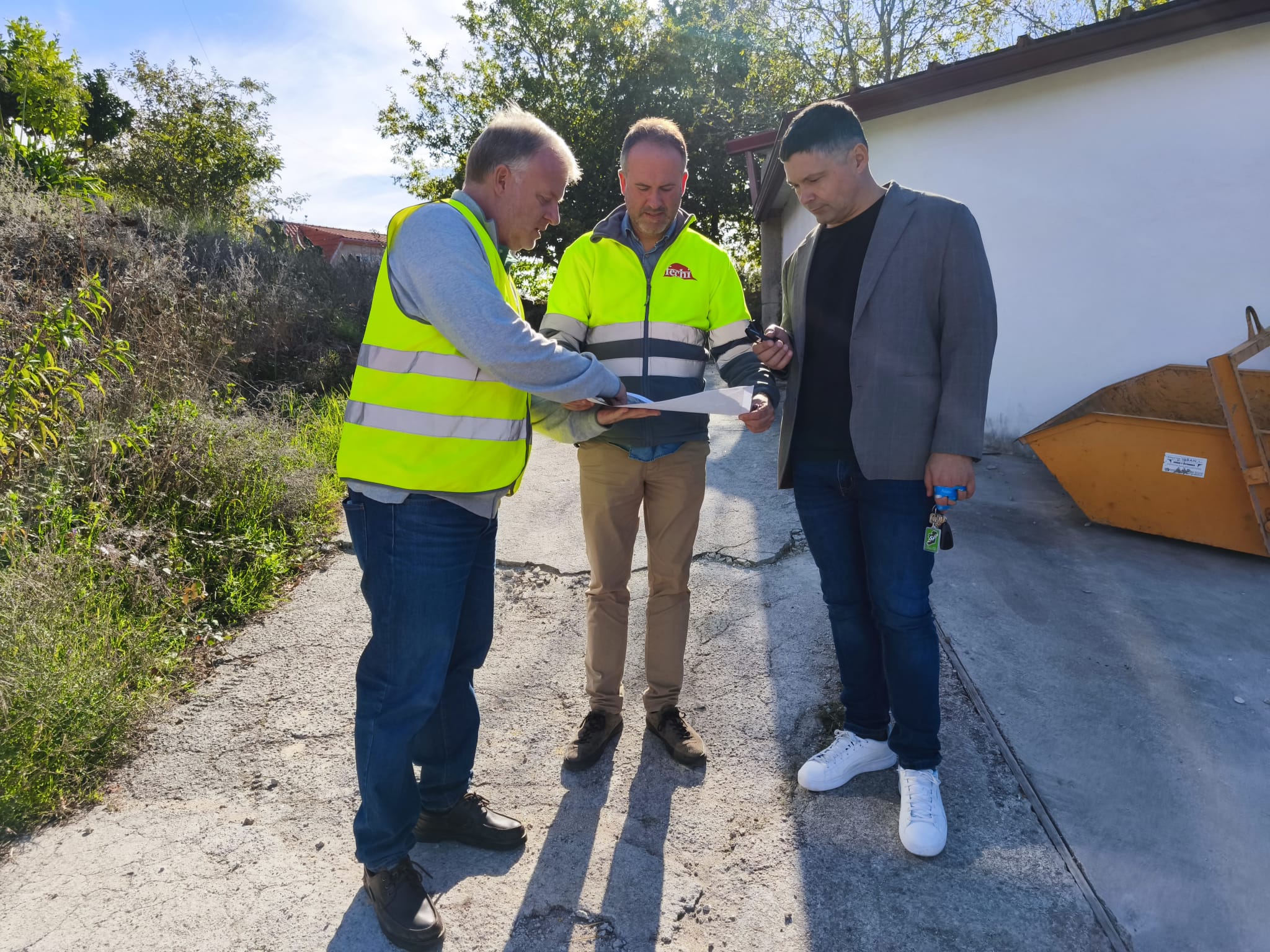 Manu Lourenzo visitando os traballos a levar a cabo en Sameán