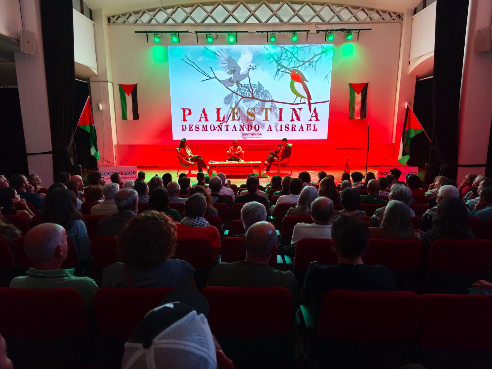 Multiusos ateigado no acto de Palestina