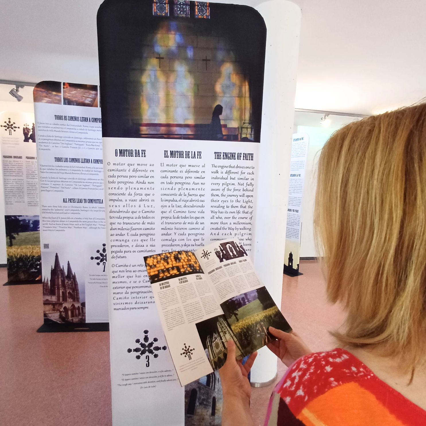 Apertura exposición O Fin do Camiño, coa concelleira de Cultura 2