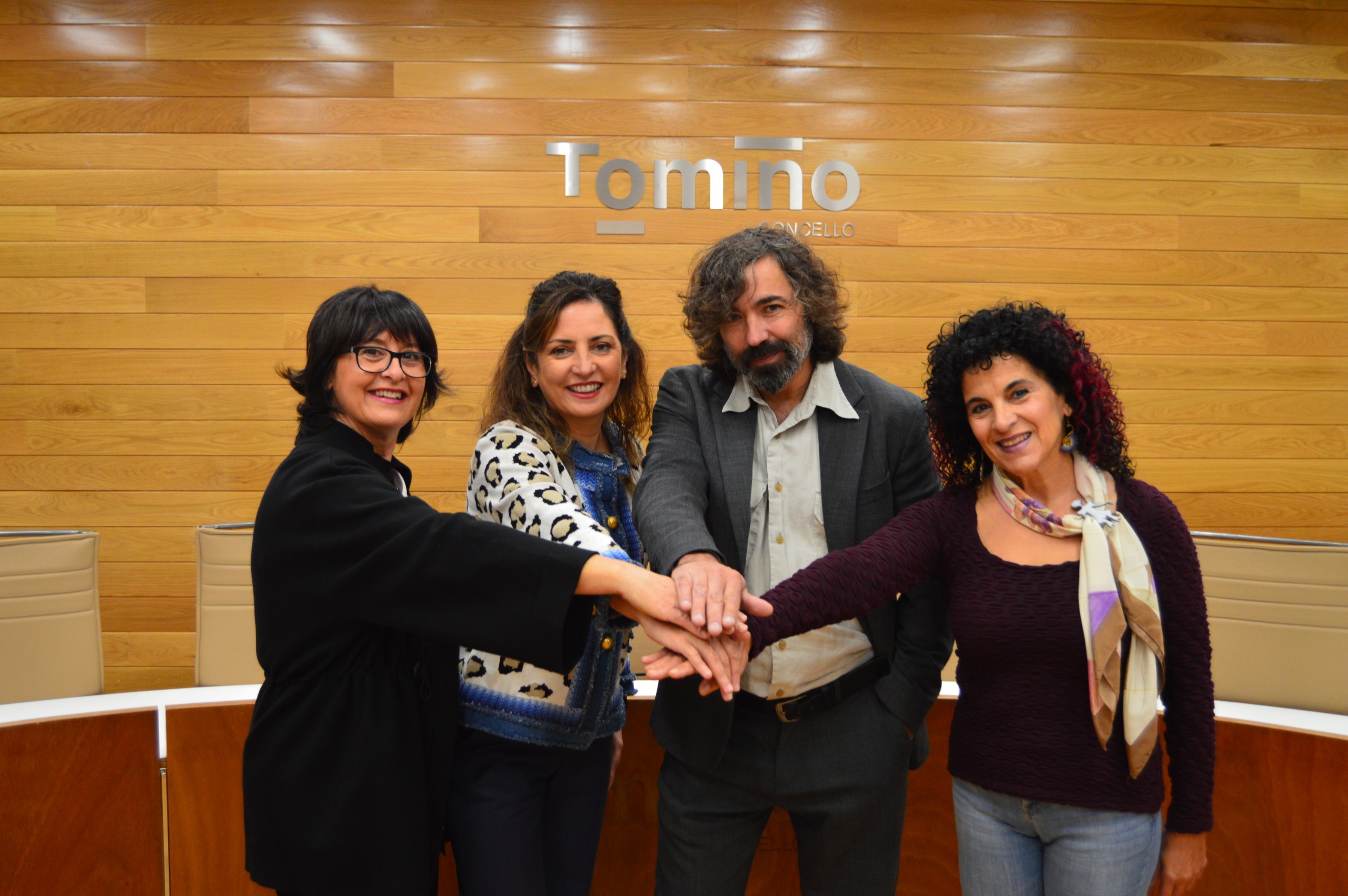 De esquerda a dereita, Elena Alonso, do Centro Goianés_ Sandra González, alcaldesa de Tomiño_ o músico Julián Maeso e Pilar Ramos, presidena da Agrupación Musical de Goián