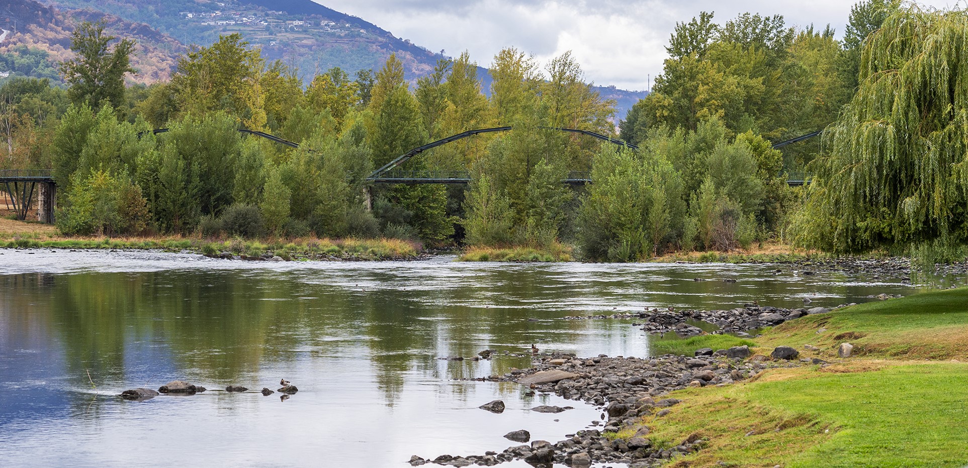 O rio Sil ó seu paso polo Barco de Valdeorras.