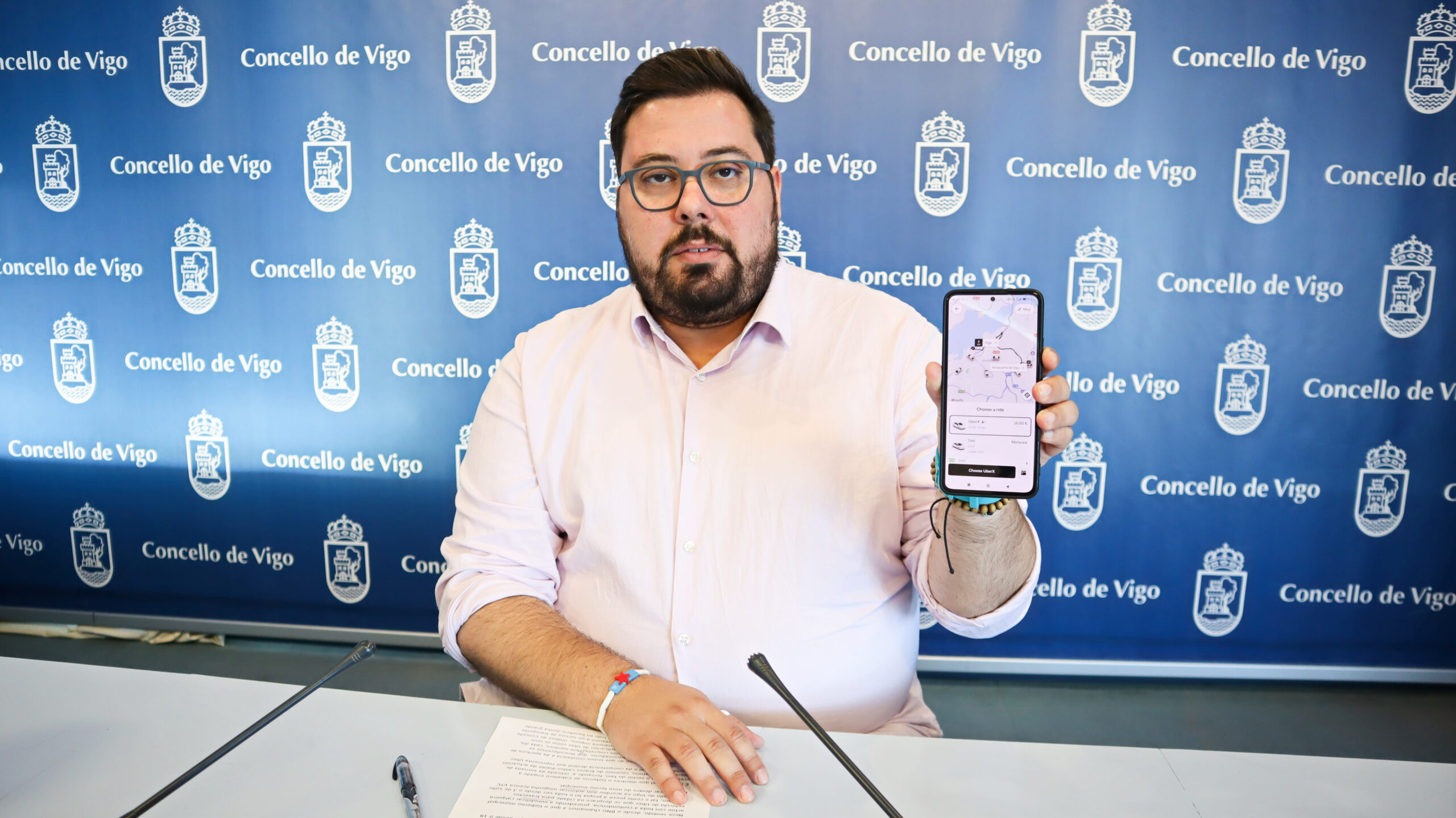 Foto_Xabier P. Igrexas coa aplicación de Uber en Vigo