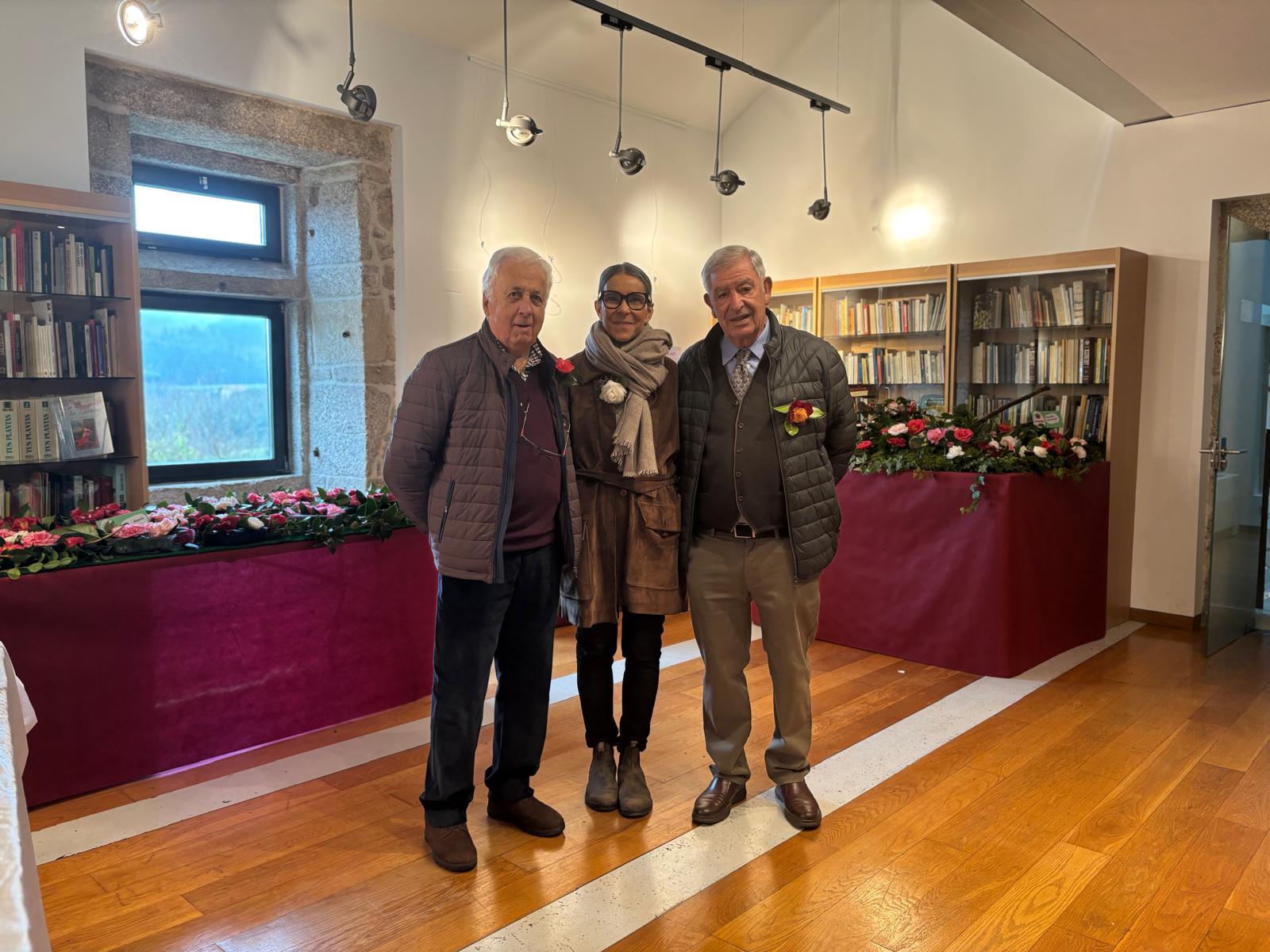 IMAXE – Mercedes Rosón xunto a Carlos Delgado e Manuel Moure, presidente e vogal da Asociación Cultural Rocha Forte