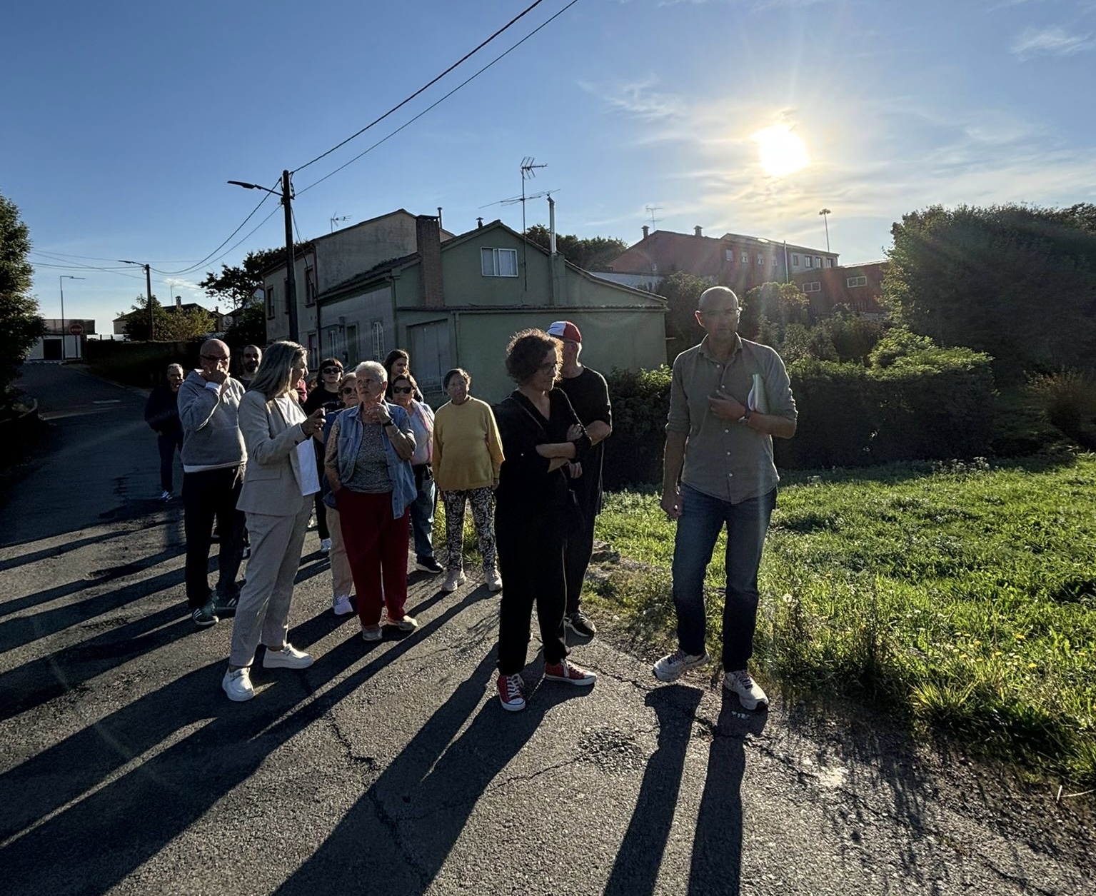 IMAXE – Mila Castro e Gonzalo Muíños na xuntanza coa veciñanza do barrio Ponte de San Lázaro de Abaixo
