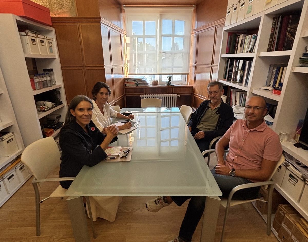 IMAXE – Reunión de Álvarez, Rosón e Muíños con Javier Blanco, director do Compostela Photo