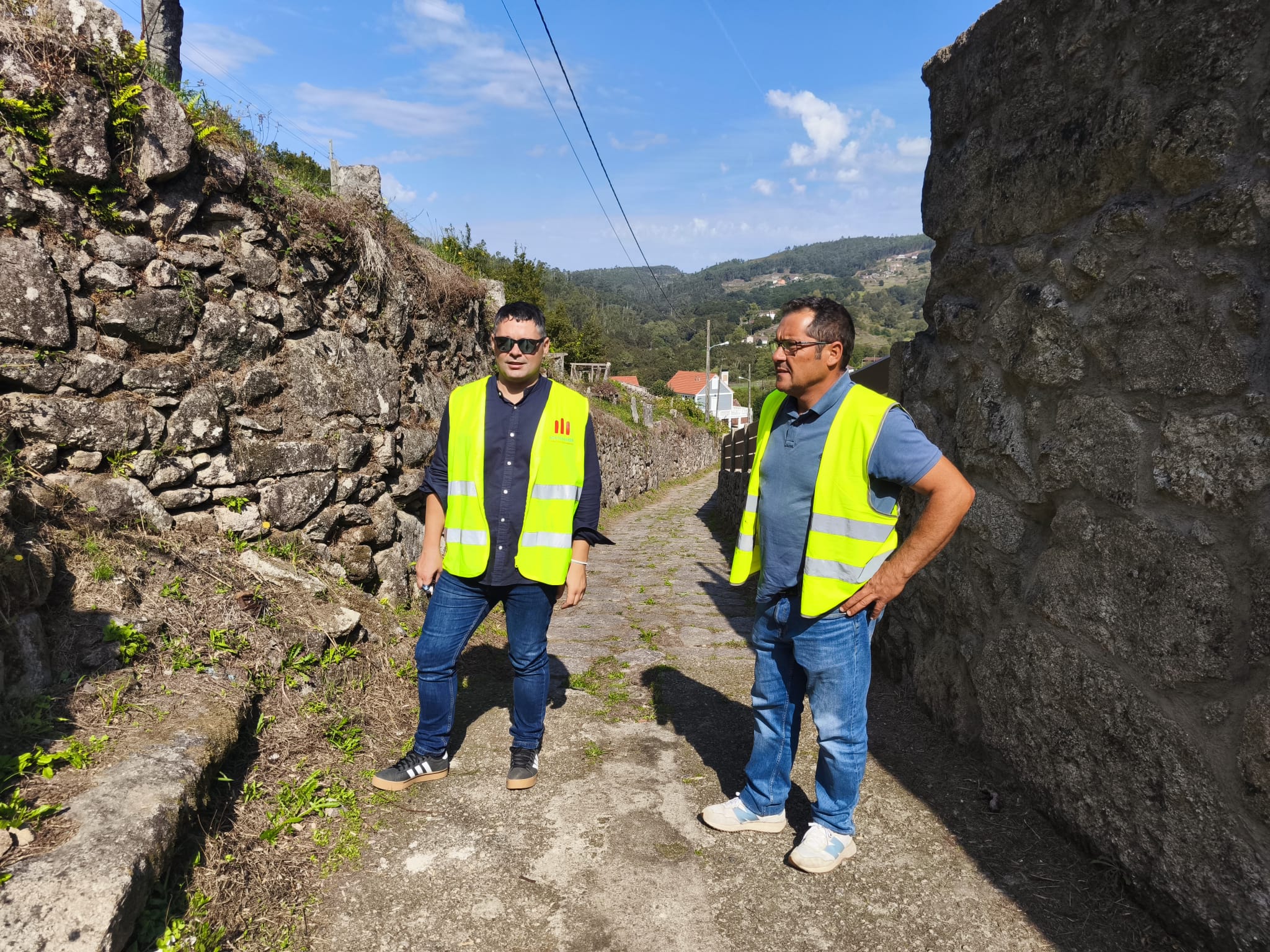 Manu Lourenzo e Pablo Garrido no barrio de Cortellas