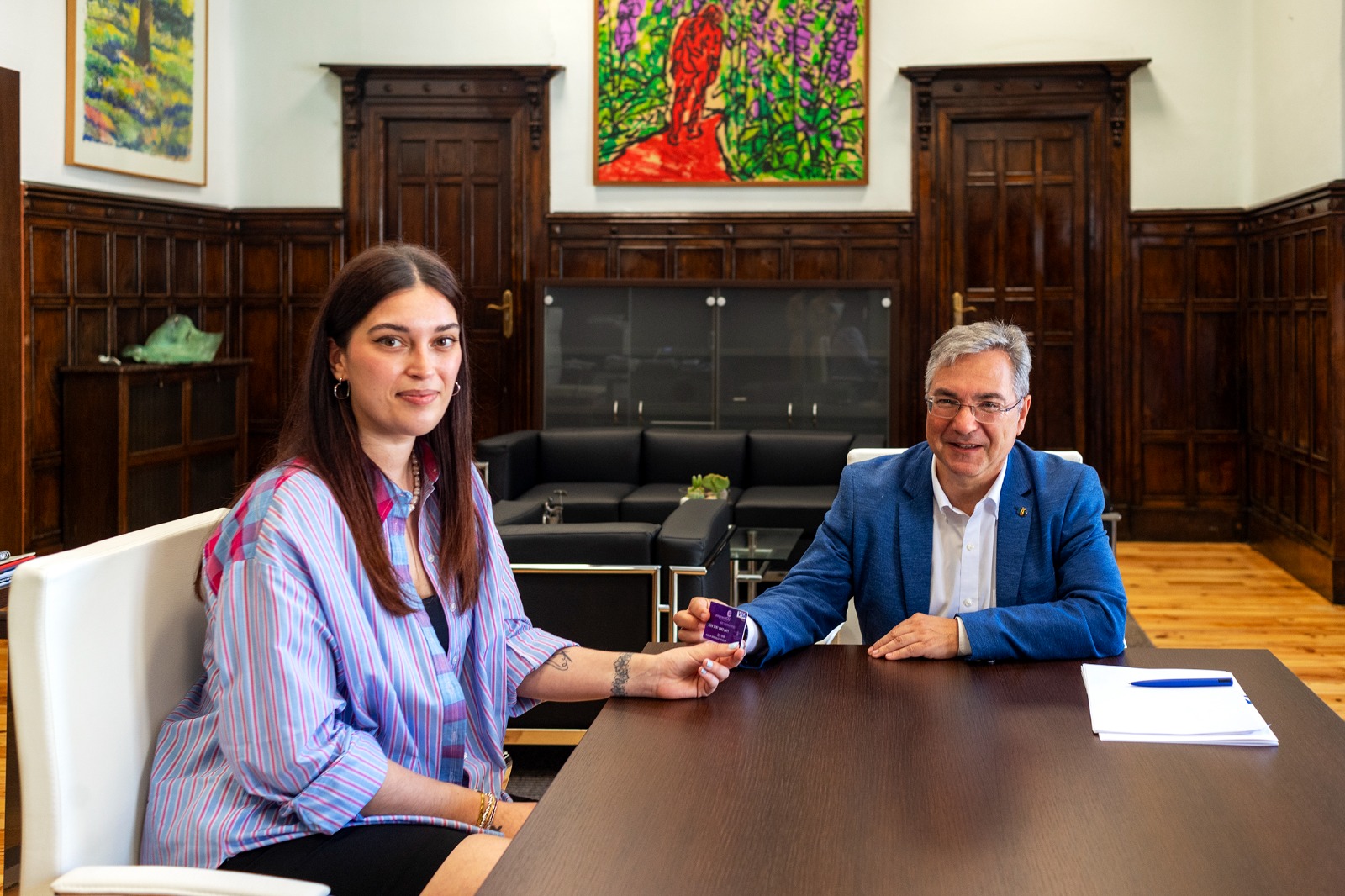 Noelia González, primeira beneficiaria do EmprendOU en 2024 e o presidente provincial Luis Menor