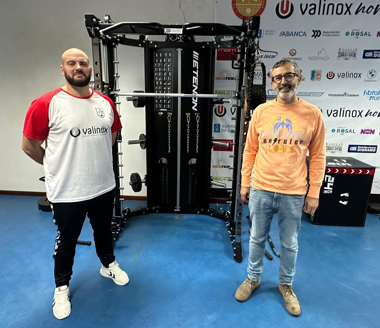 O concelleiro de Deportes, Joseě Carlos Martiěnez Crespo (dereita) xunto a Iago Flores, capitaěn do Valinox Novaěs (esquerda)