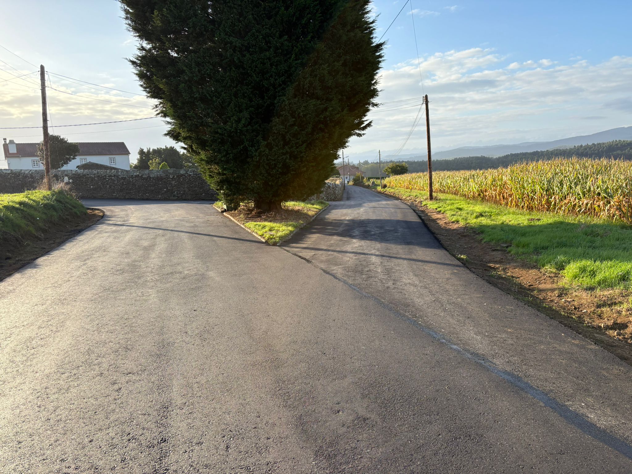PONTECESO – O Concello continúa coa súa aposta polo rural e remata o arranxo dunha pista na parroquia de Pazos