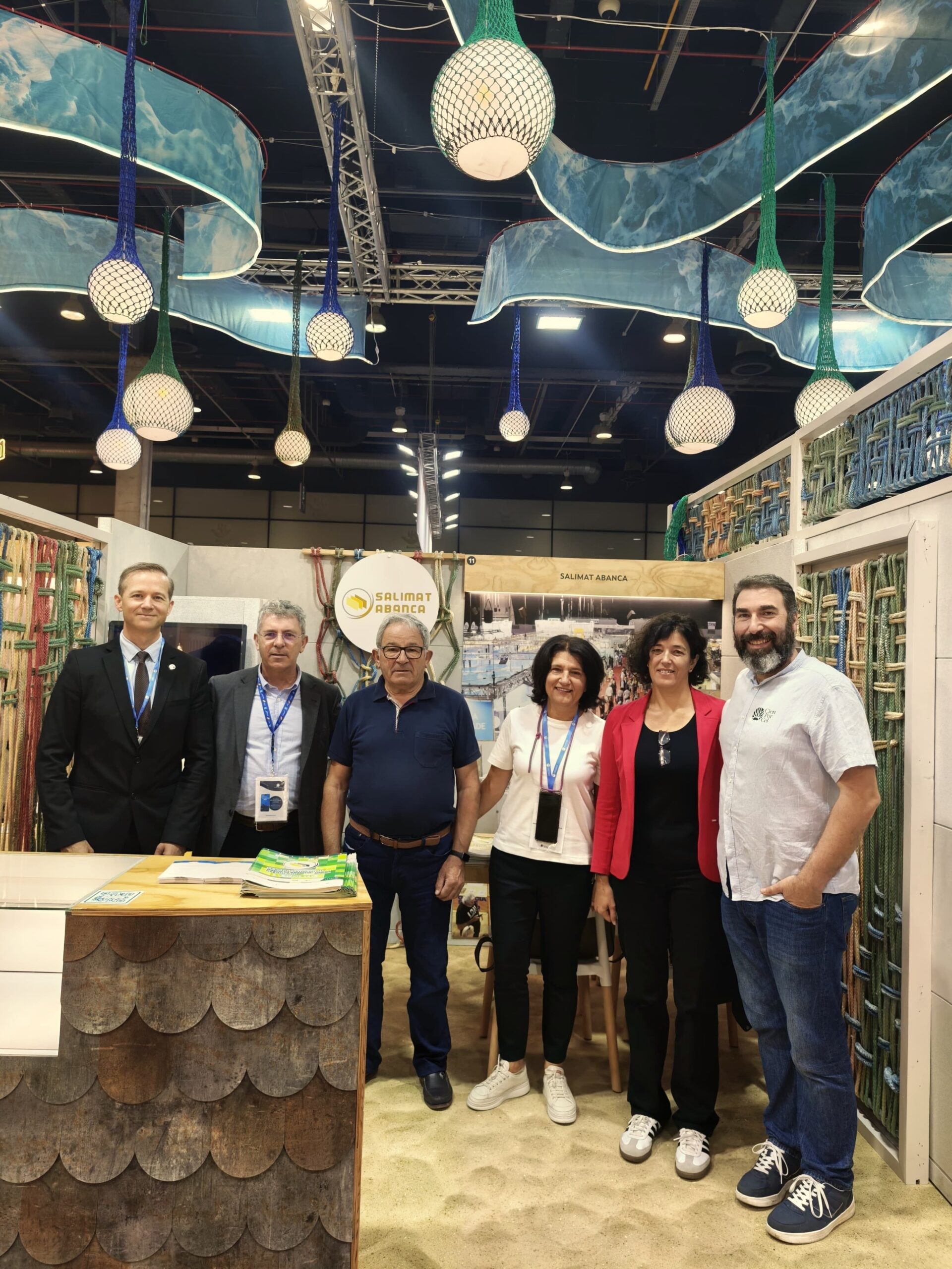 Parte do equipo de Salimat Abanca no seu espazo de Gastrónoma con autoridades e produtores