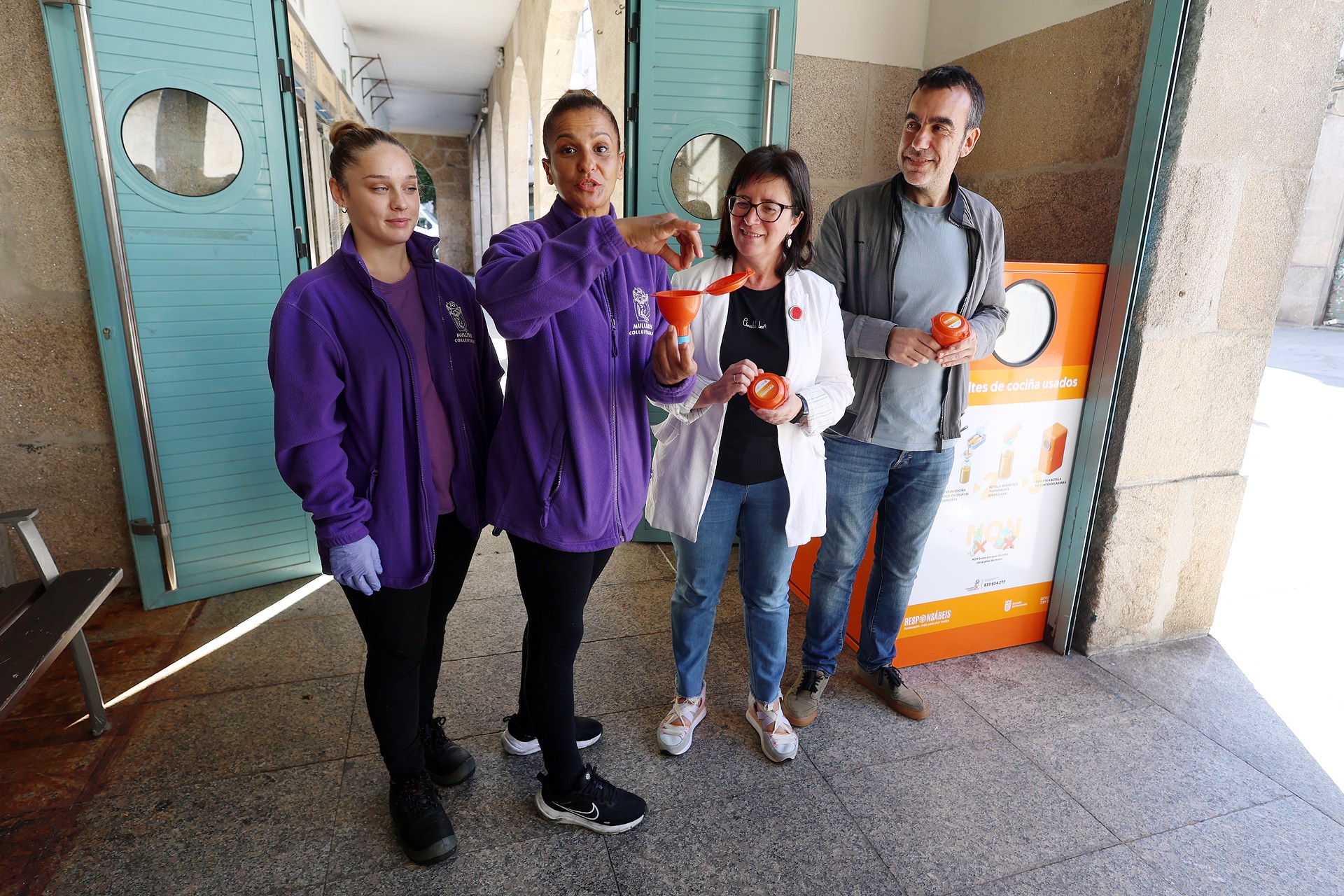 Presentación dos novos colectores de recollida aceite no Mercado 4
