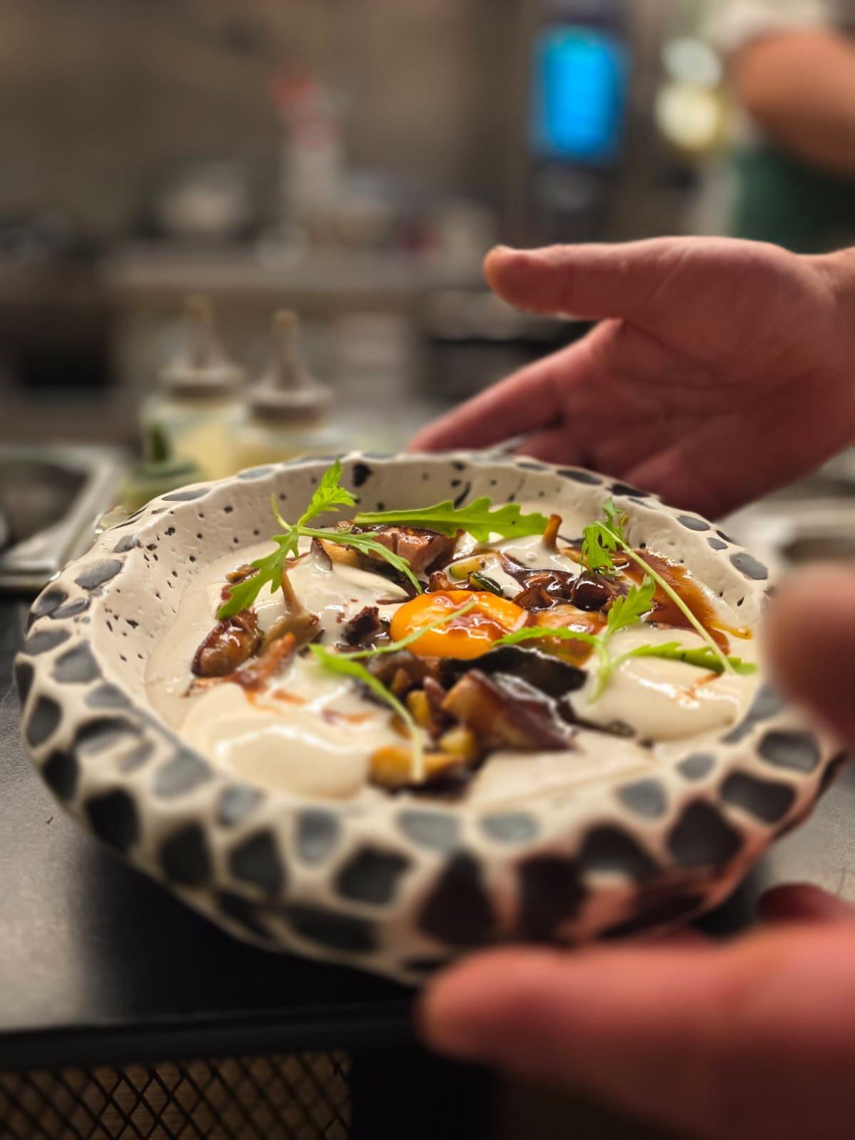Setas de temporada guisadas, yema y salsa aireada de queso San Simón de A Espiga