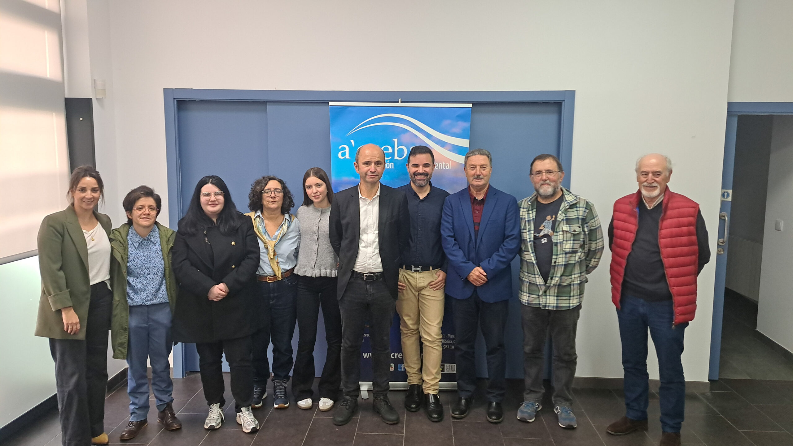 Entrega premios II Concurso de Relatos Breves Ecos da Mente. Foto conxunta de concelleiros, gañadores e xurado