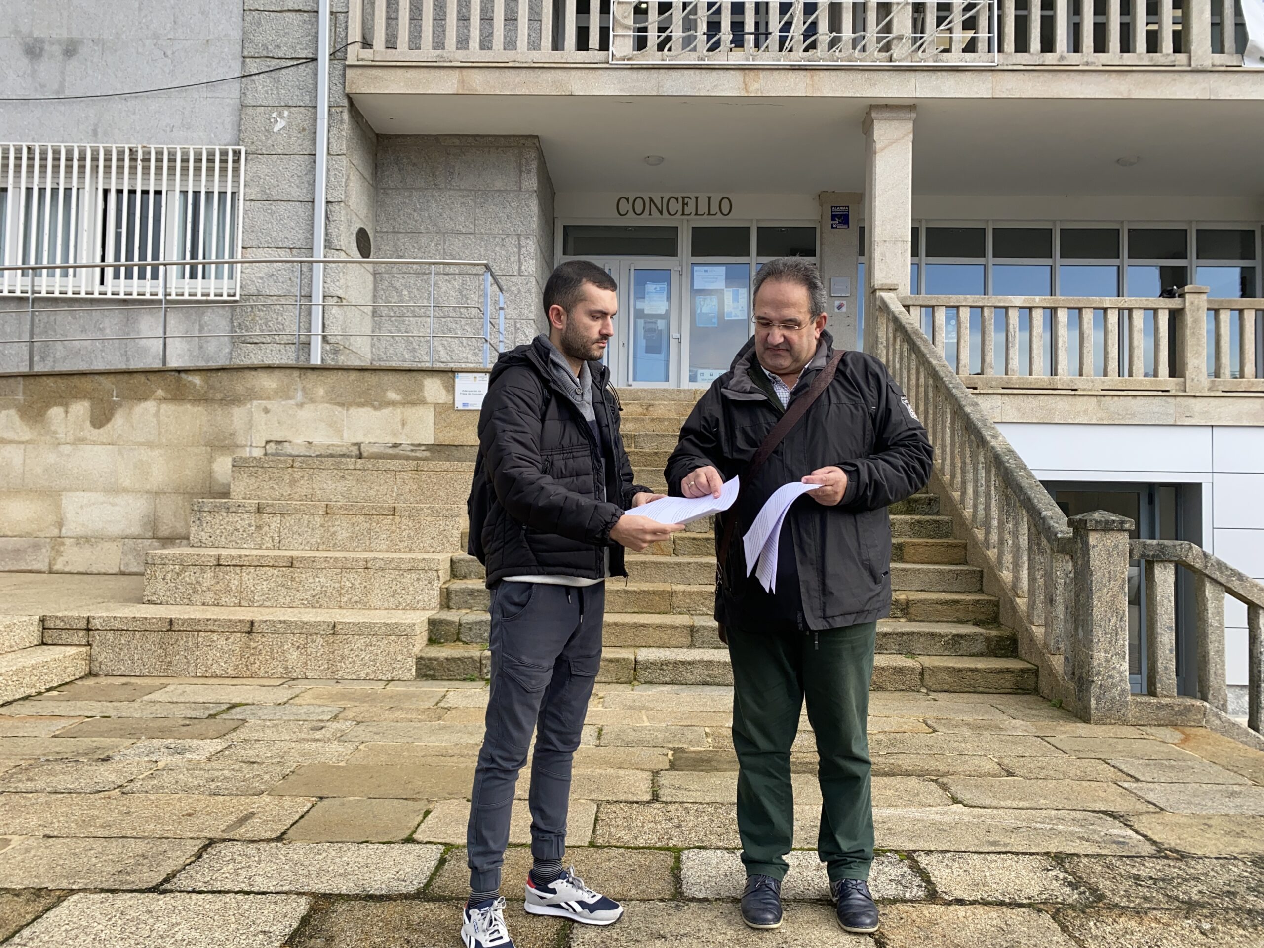 Ernesto Filgueira e Anxo Santomé na presentación de alegacións a outros parques eólicos. Foto de Arquivo