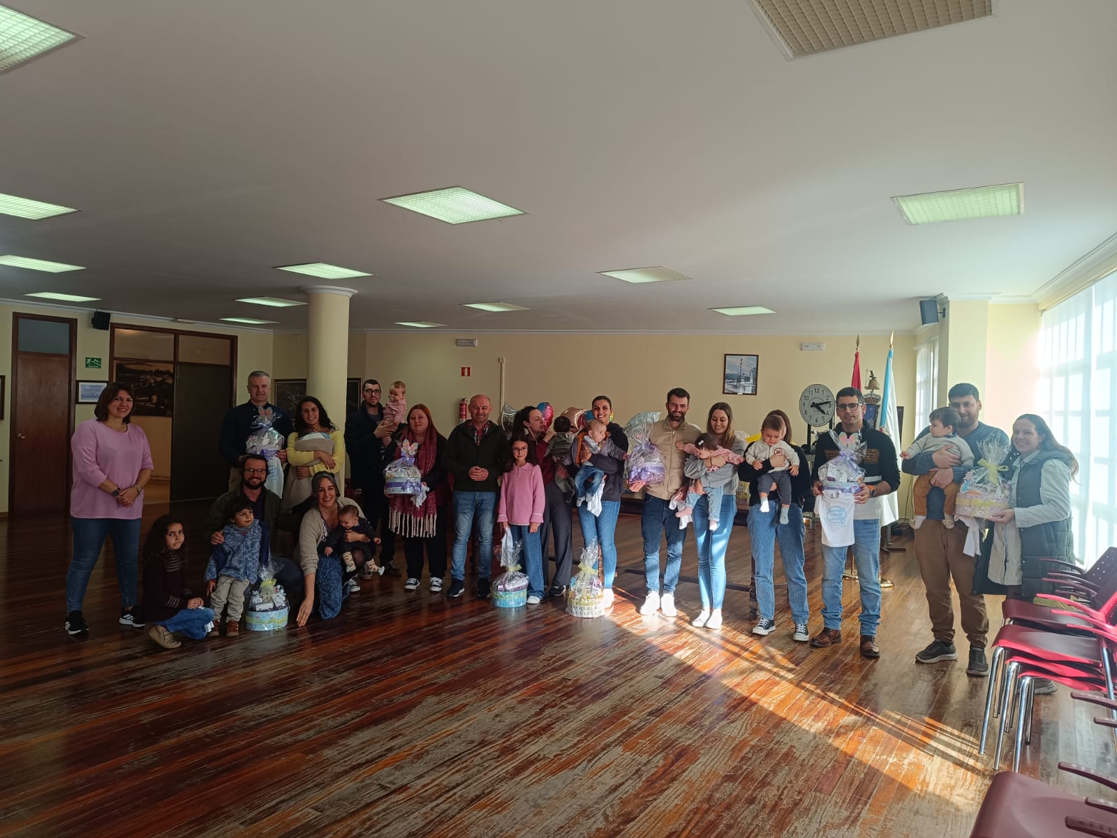 IMAGEN_ENTREGA_AGASALLOS_BEBÉS_COVELO