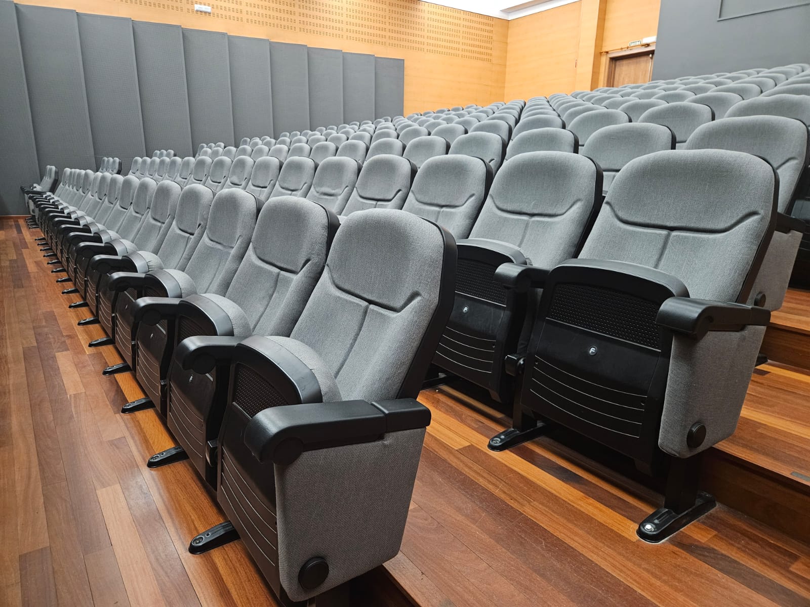 O Concello renova o auditorio de Goián para ofrecer máis confort ao público 01