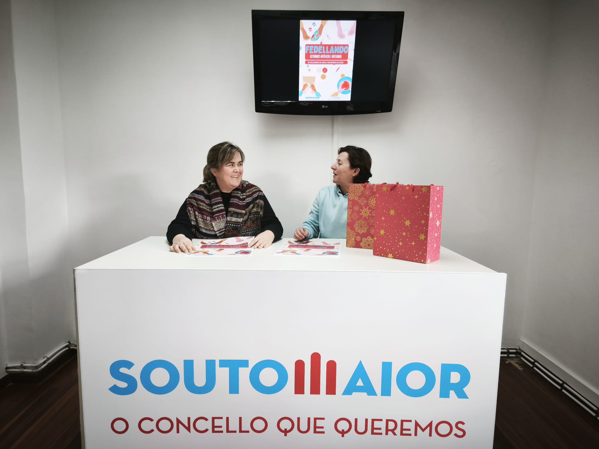 Rosana Martínez Boullosa e Charo Bouzón presentando Fedellando 02