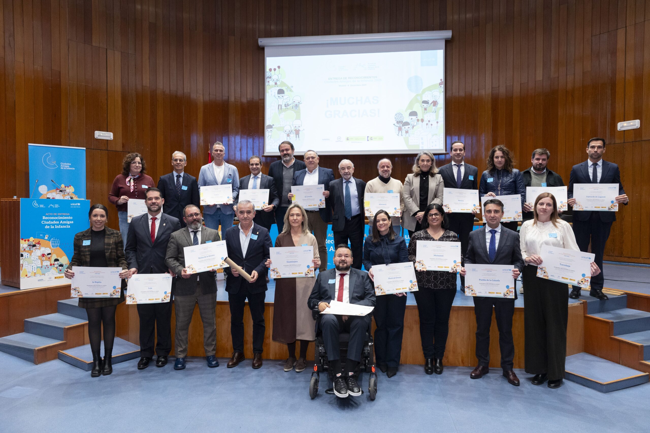 2025.12.09.- Recollida galardón Cidade Amiga da Infancia (2)