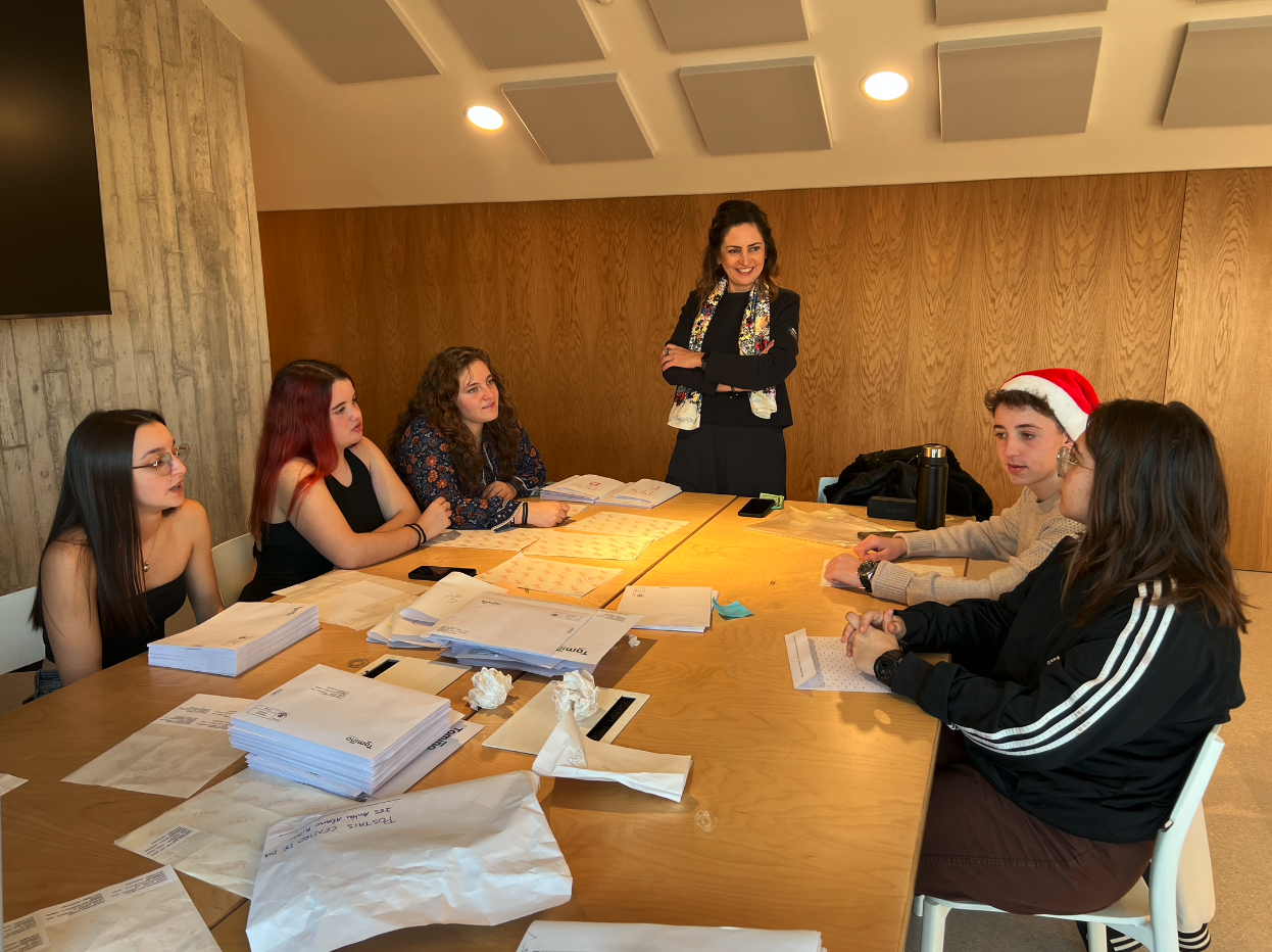 A mocidade enche os buzóns das persoas maiores de Tomiño de agarimo 01