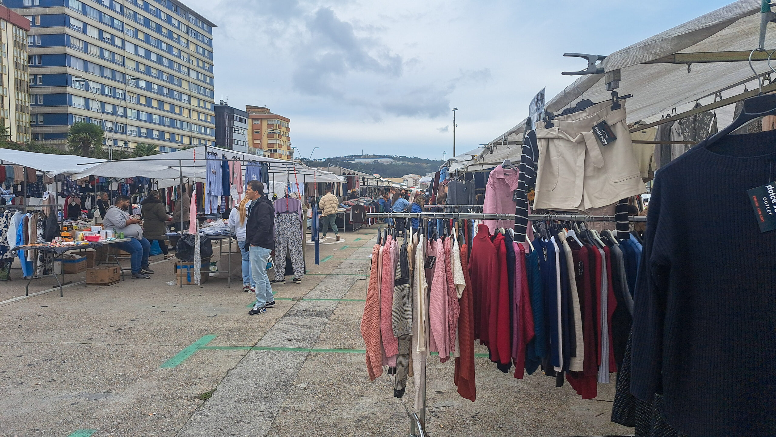 Apertura mercado ambulante semanal e praza de abastos. Deecembro 2025