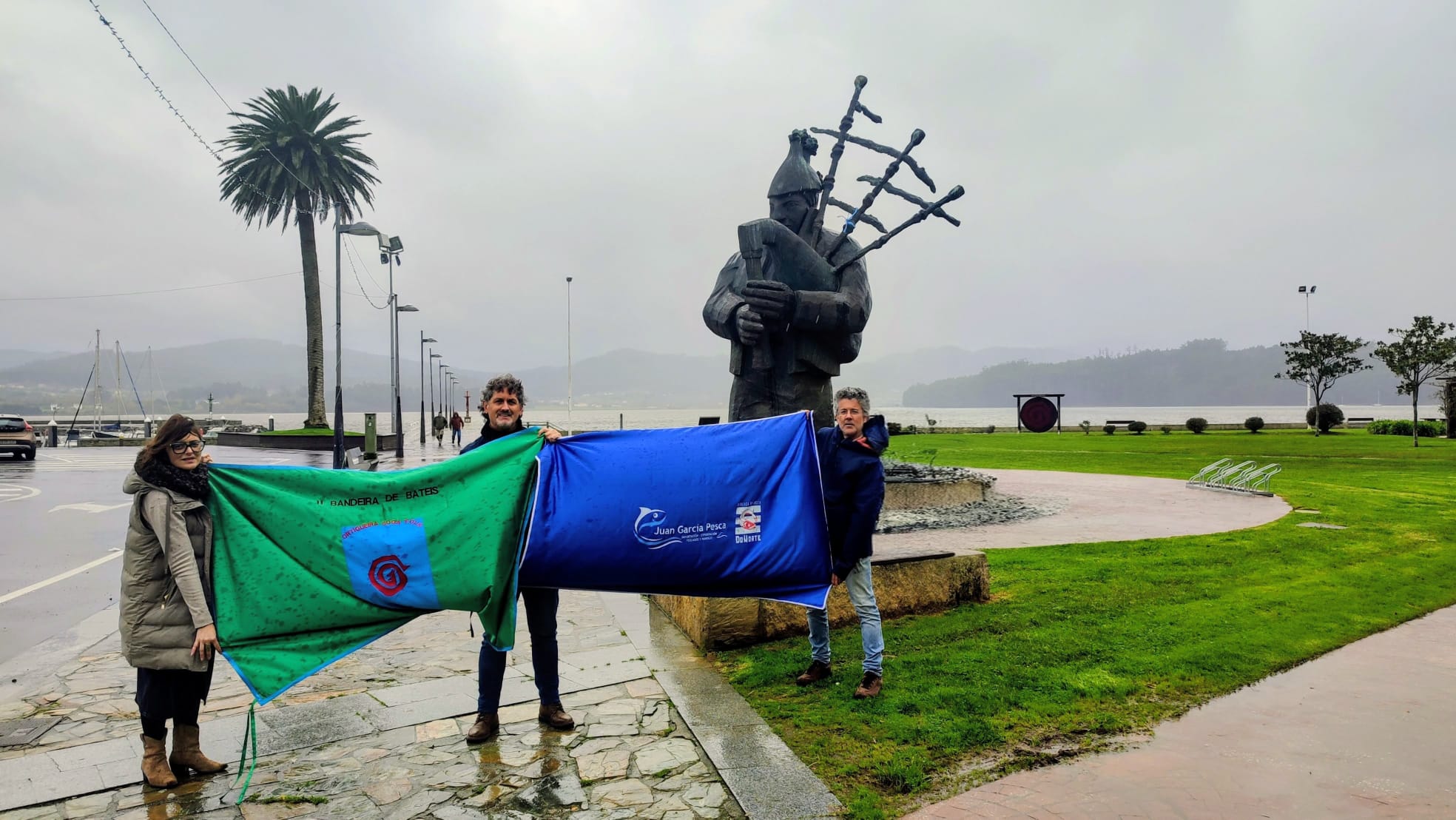 FOTO ORTIGUEIRA – Presentación bandeiras das regastas de bateis _Ortigueira Boga Folk_ e _Merluza do Norte_