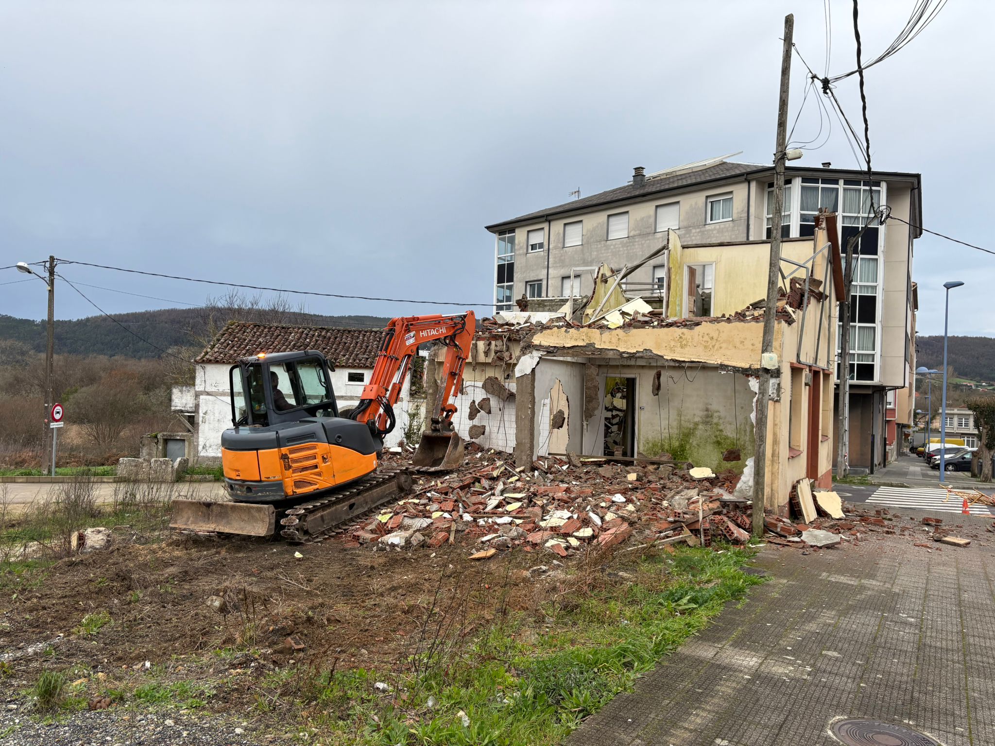 FOTO PONTECESO- aparcadoiro na avenida Anllons 2