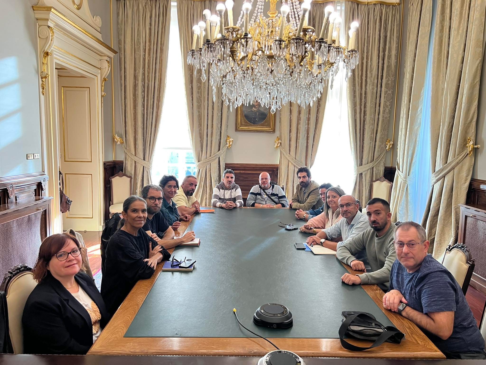 IMAXE – Imaxe de arquivo das concelleiras non adscritas nunha reunión coa representación sindical do transporte urbano