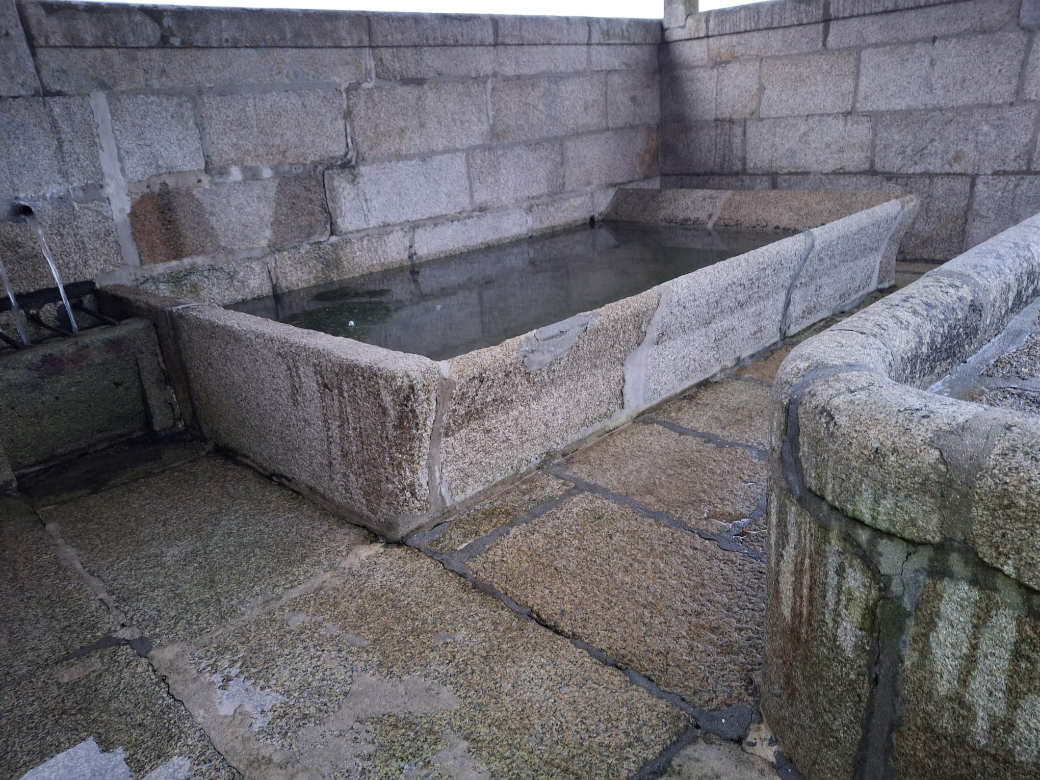 Limpeza lavadoiros e fontes. Xaneiro 2026. Lavadoiro Bretal (2)