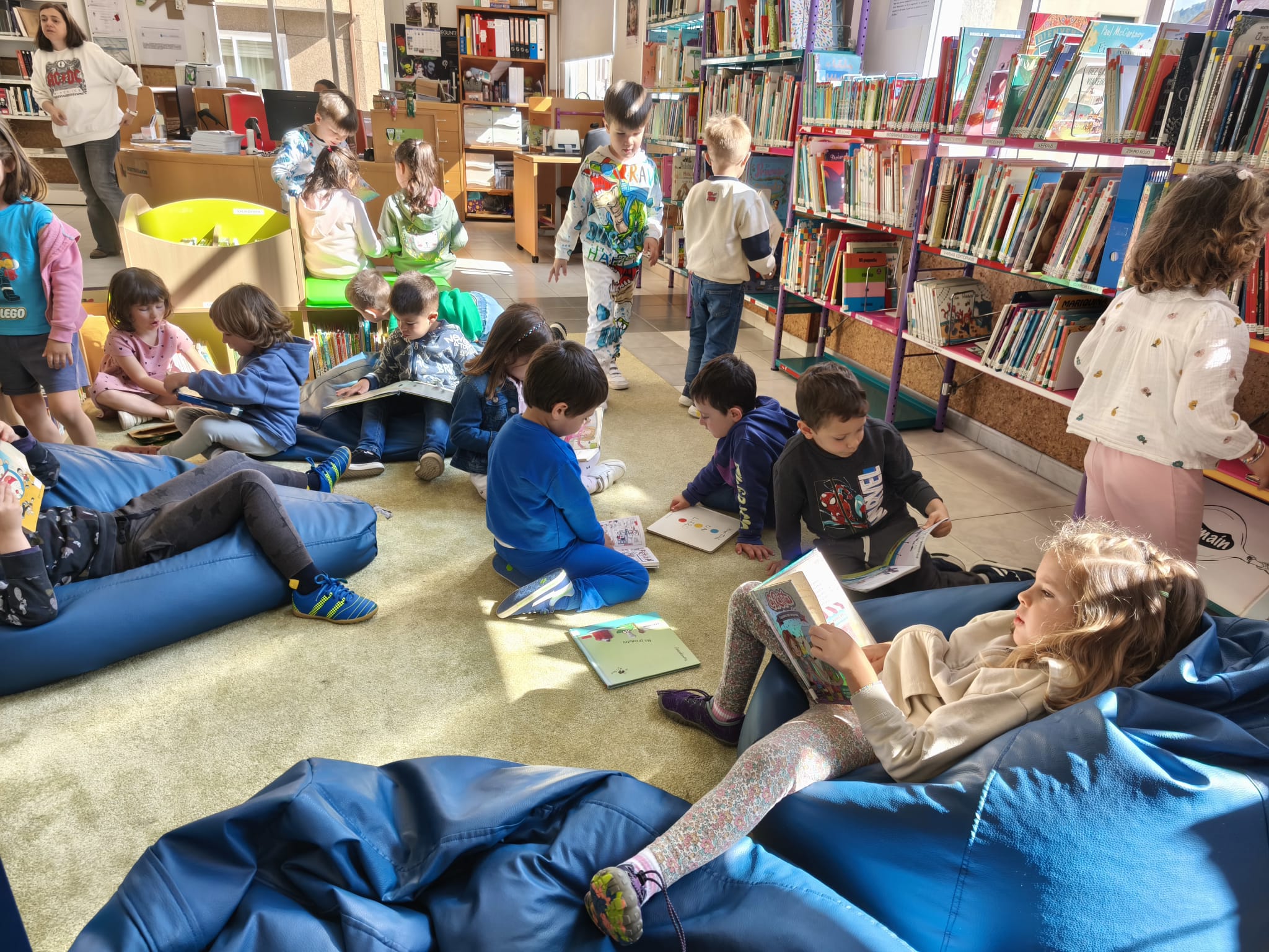 nenas e nenos lendo na Biblioteca 01