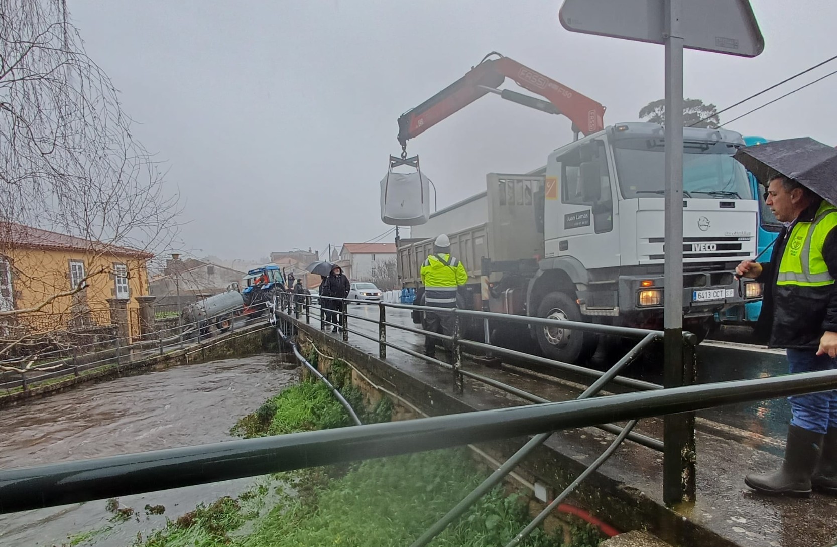 Descarga sacos para instalar barreiras en Santa María