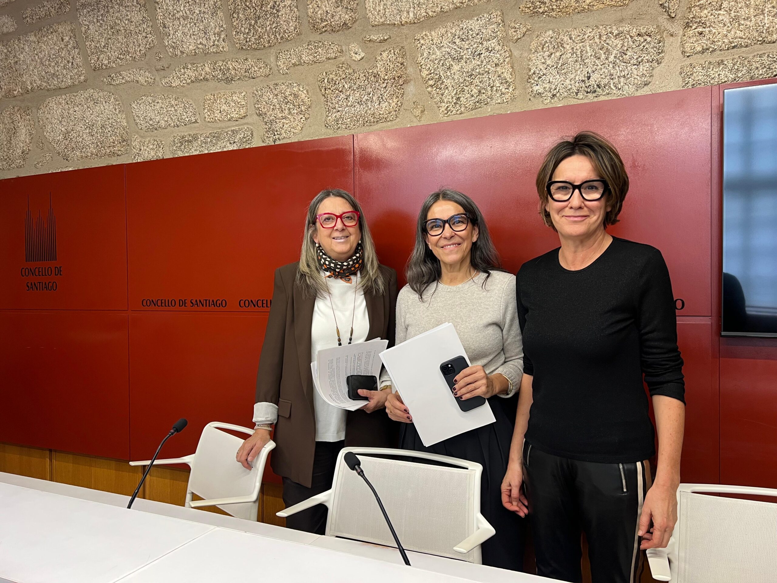 IMAXE – Marta Álvarez xunto a Mercedes Rosón e Mila Castro en rolda de prensa