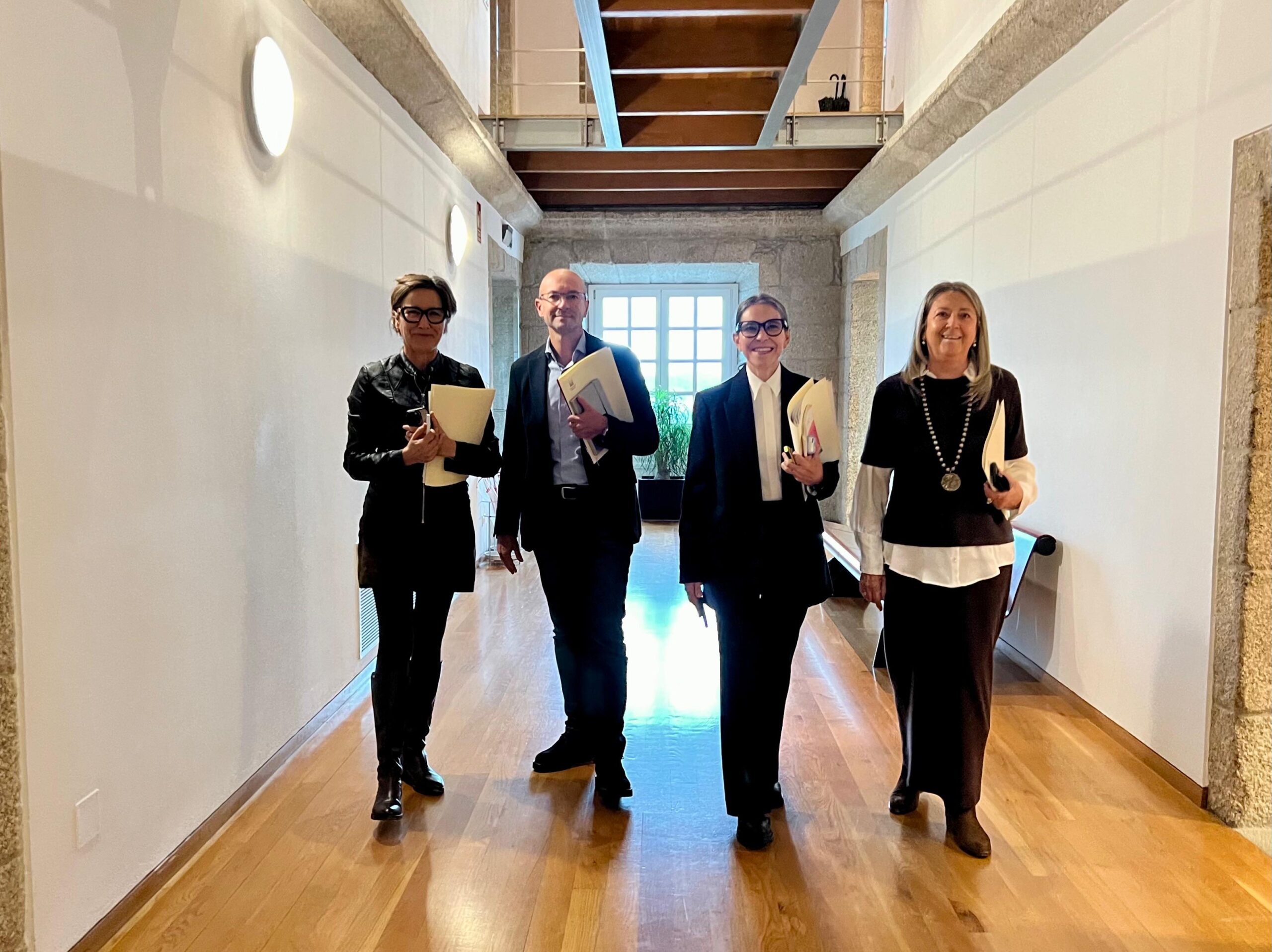 IMAXE – Mila Castro, Mercedes Rosón, Gonzalo Muíños e Marta Álvarez nos corredores de Raxoi