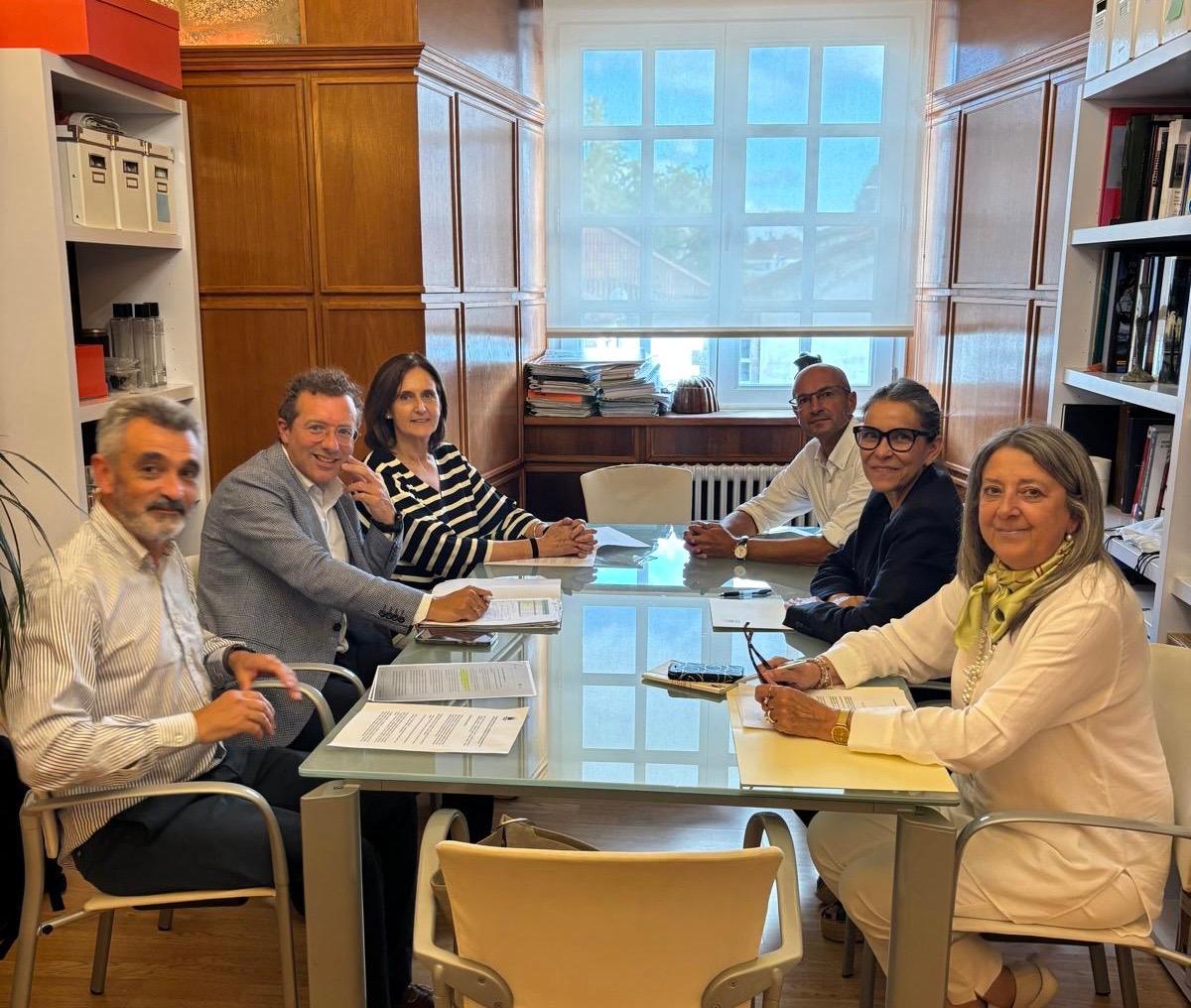 IMAXE de arquivo_Rosón, Castro e Muíños nunha reunión con representantes do sector turístico