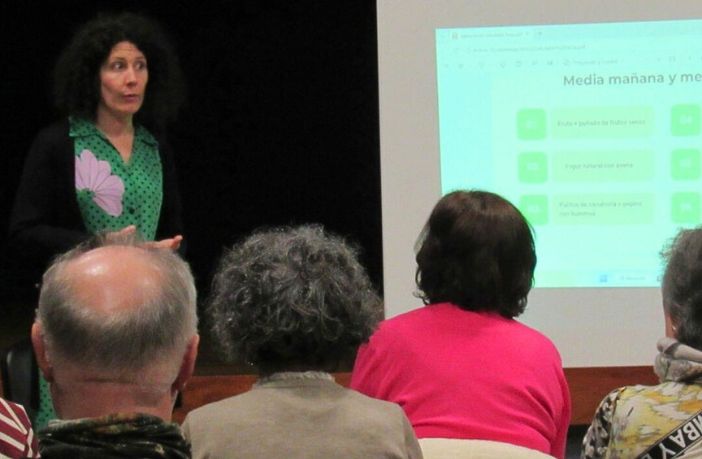Almudena Seijido, durante unha charla en Neda