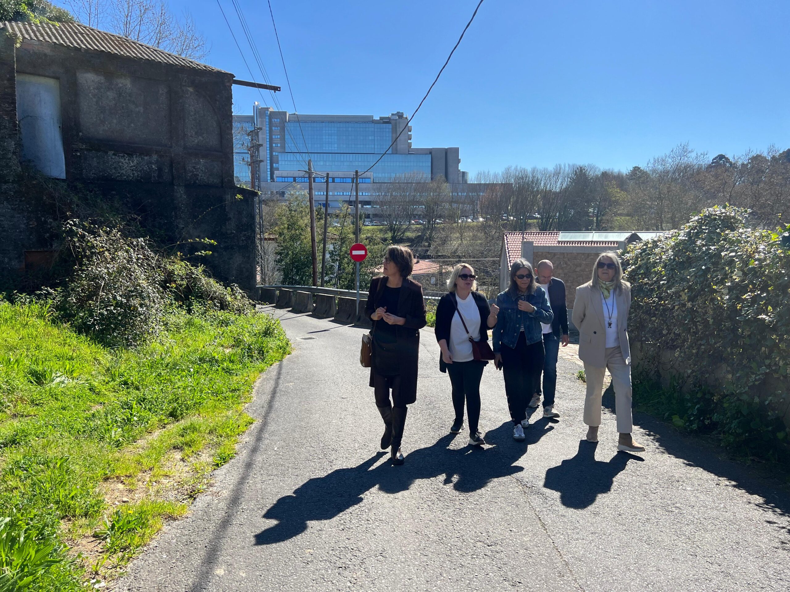 IMAXE – As concelleiras non adscritas xunto á presidneta da AAVV na rúa dos Caraveis