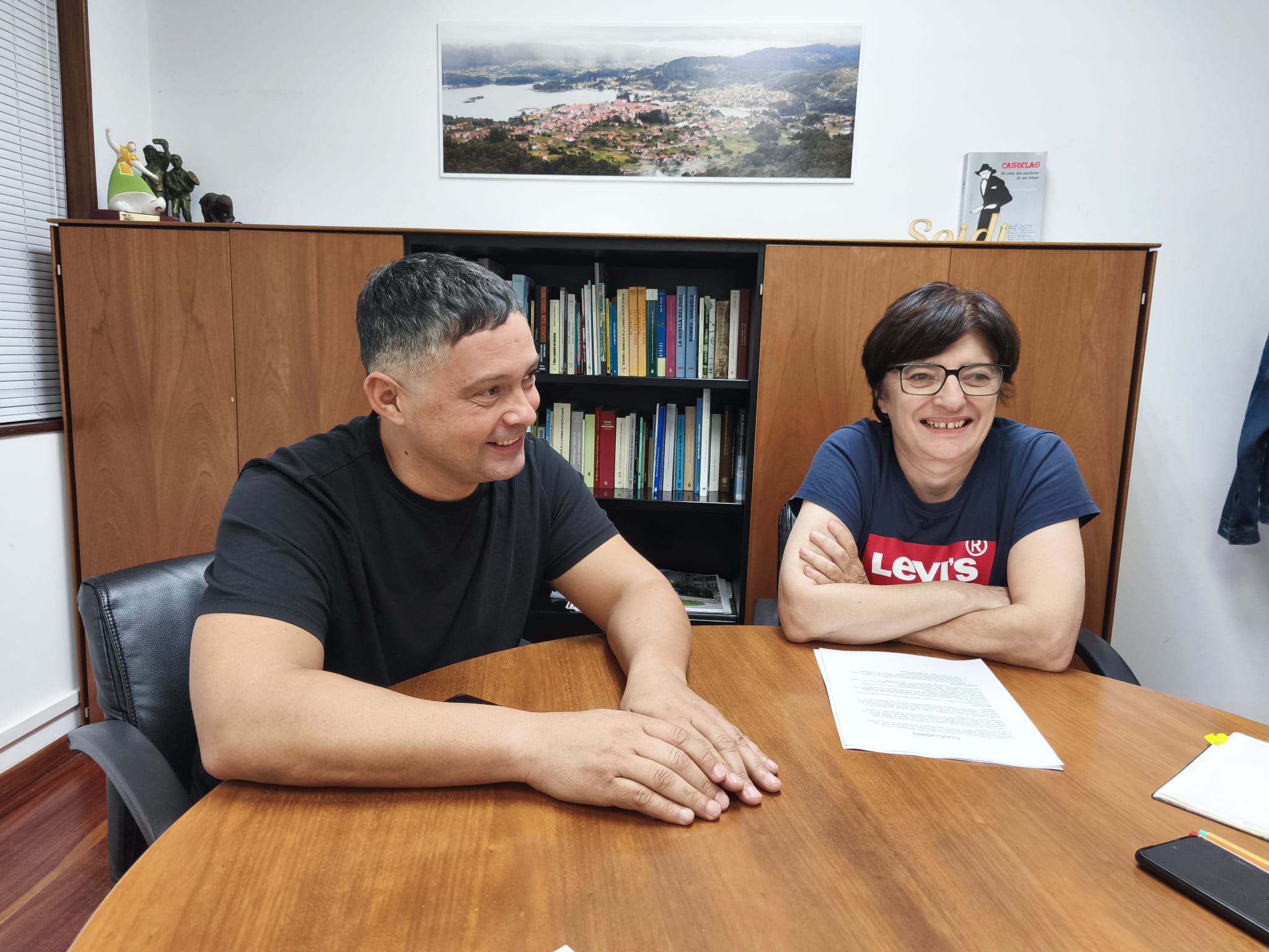 Manu Lourenzo cunha facultativa do centro de saude nunha reunión no concello
