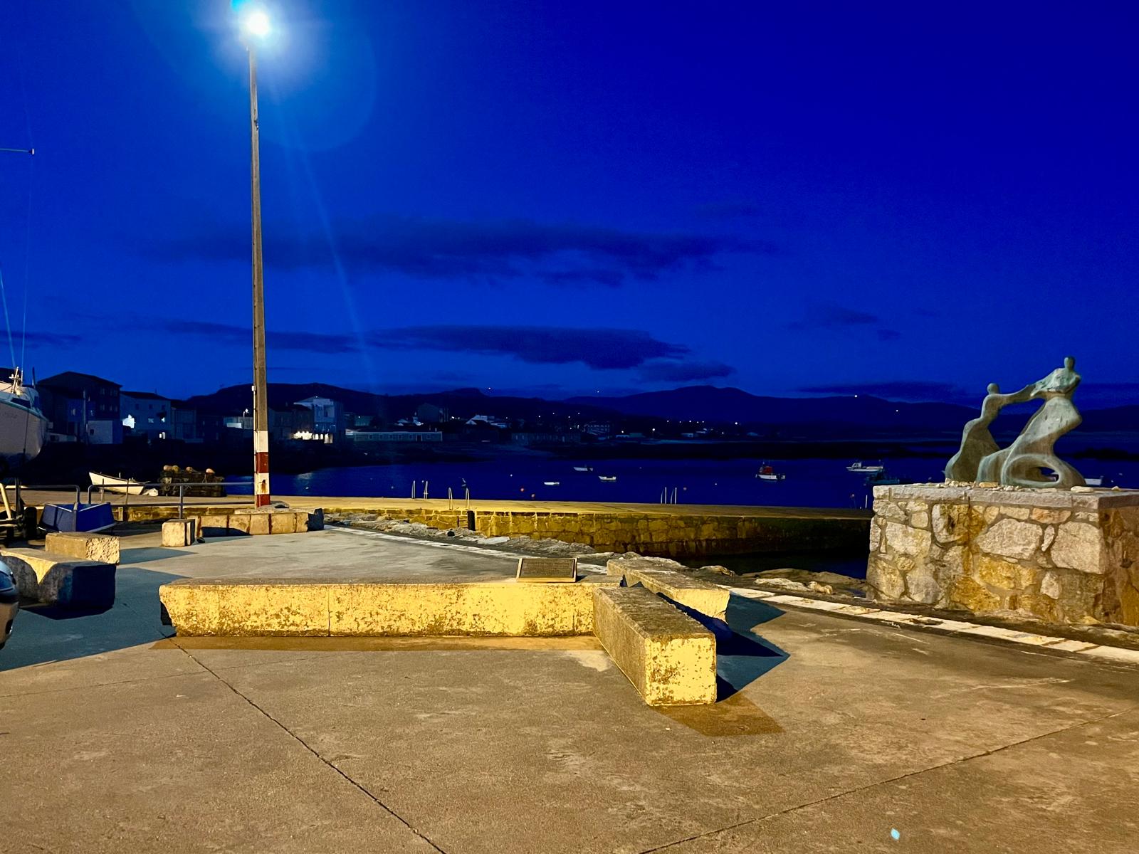 Muro roto no peirao de Corrubedo