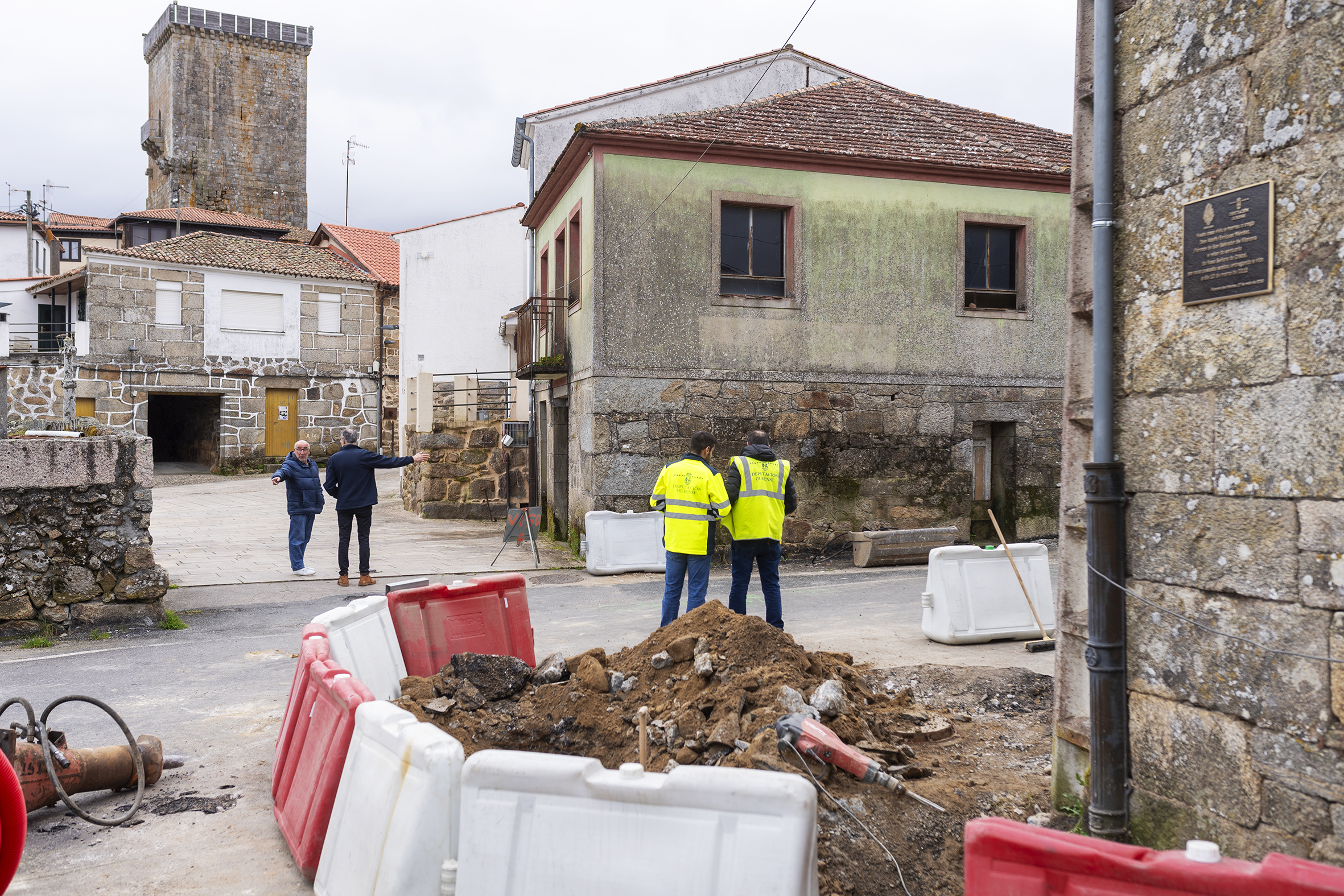 Obras humanización contorna Vilanova dos Infantes (3)