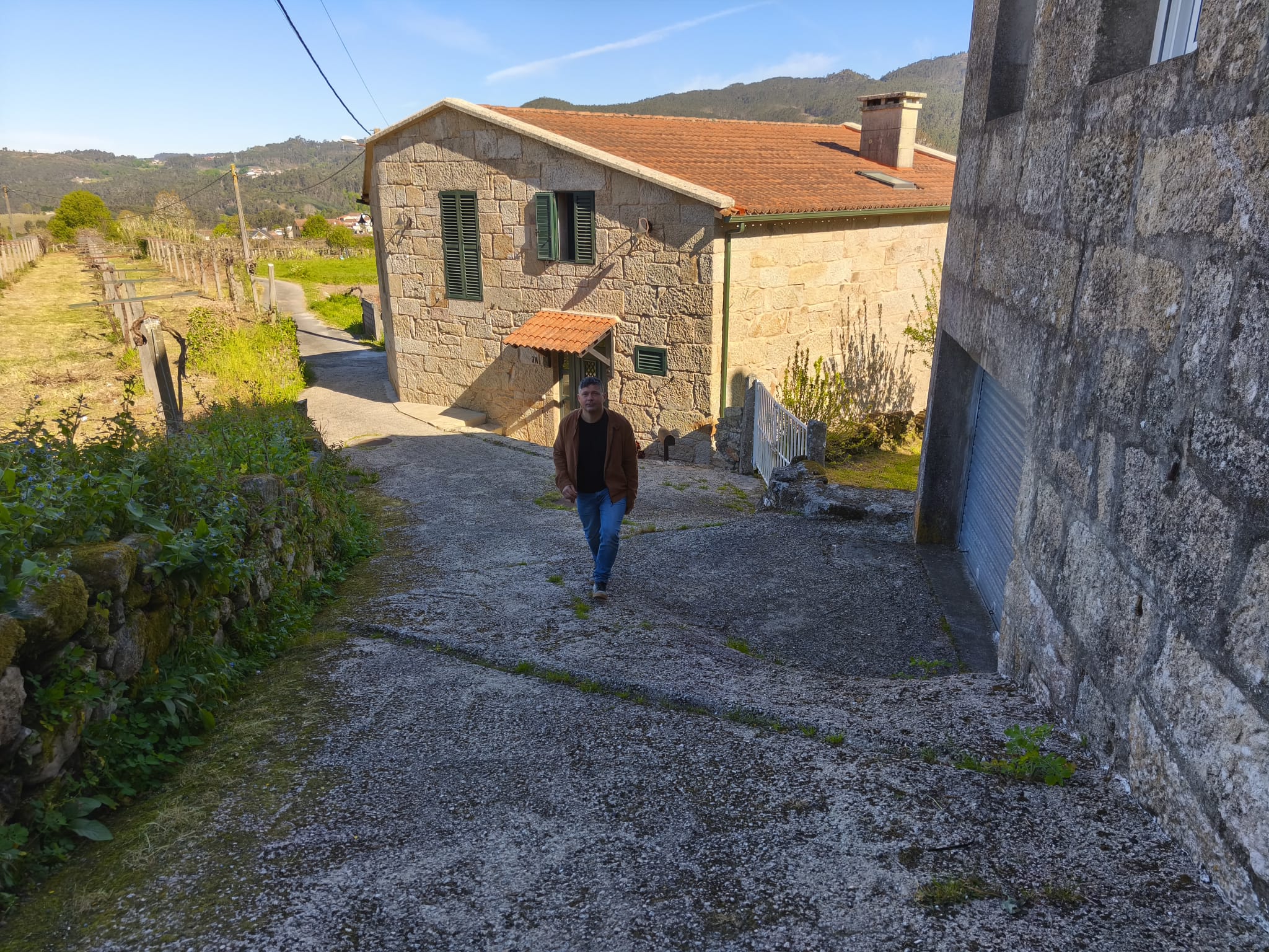 Manu Lourenzo nun dos camiños de abaixo da Igrexa 01